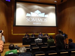 Bodega SOMMOS se convierte en nuevo patrocinador de la SD Huesca. Esta mañana se ha firmado el acuerdo del patrocinio en la misma bodega.